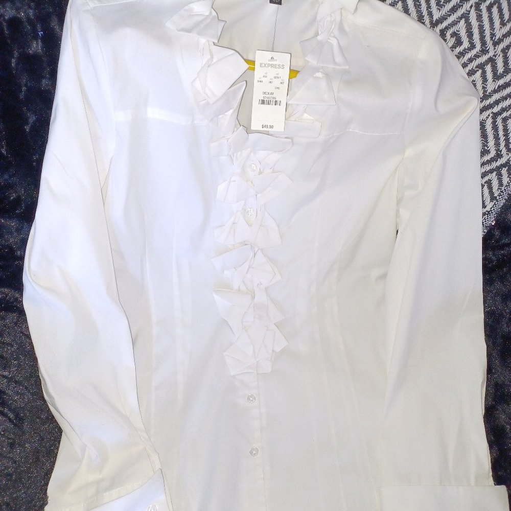 Fitted white blouse with cuffs.